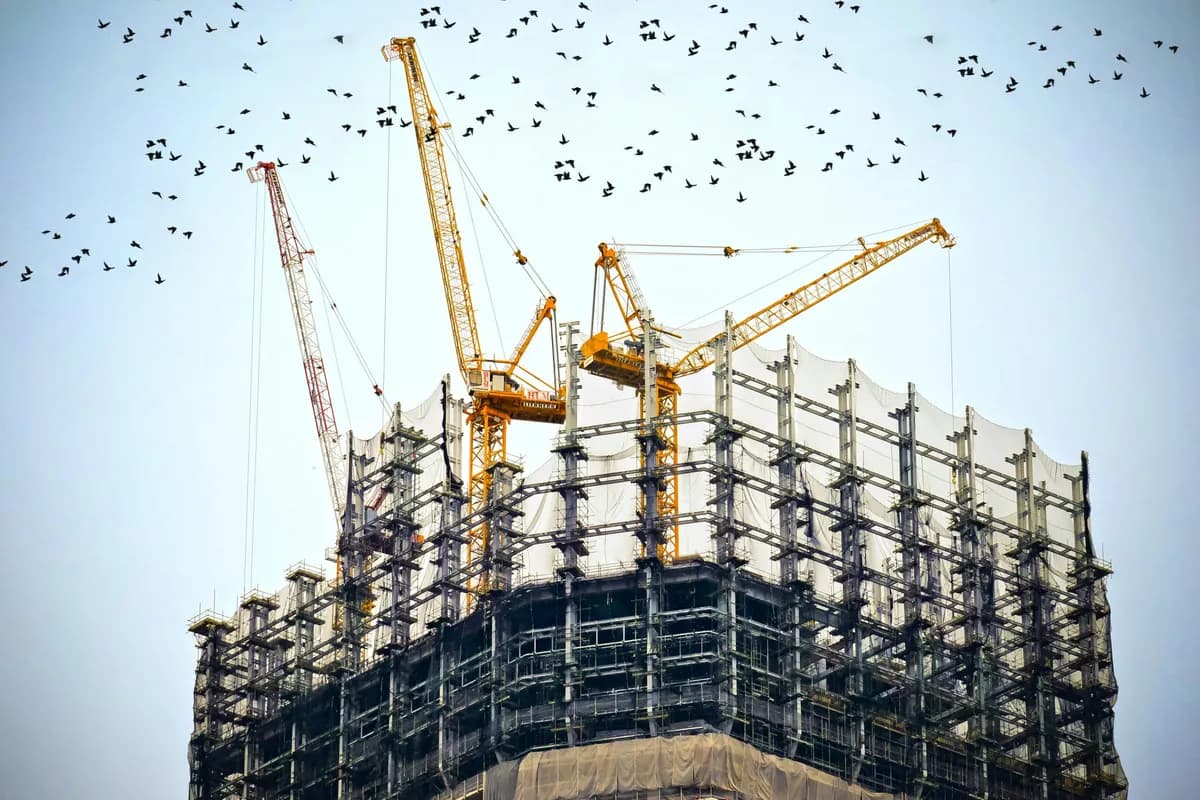 Baukräne an einem Entwicklungsprojekt