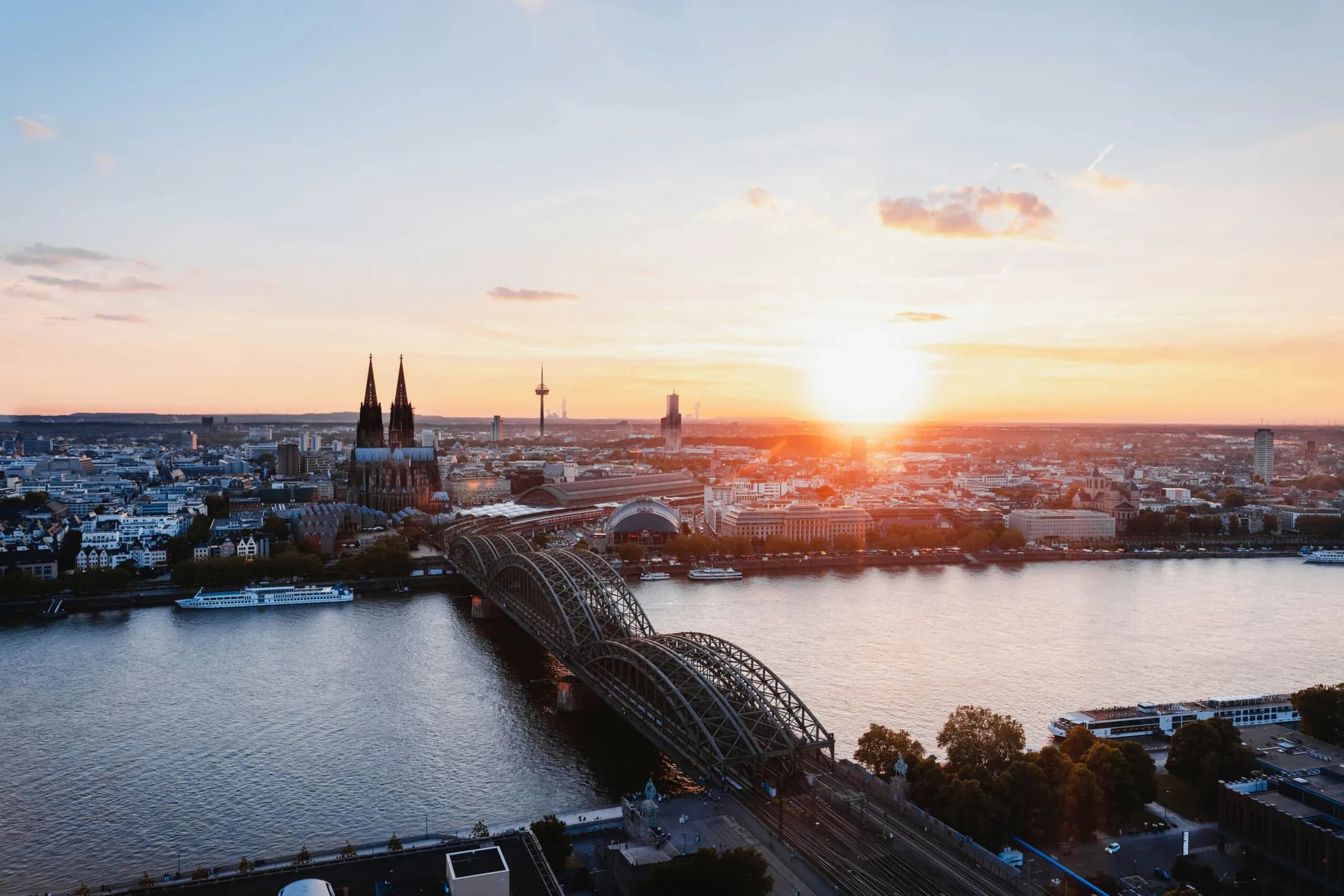 Kölner Stadtsilhouette und Rhein bei Tagesanbruch